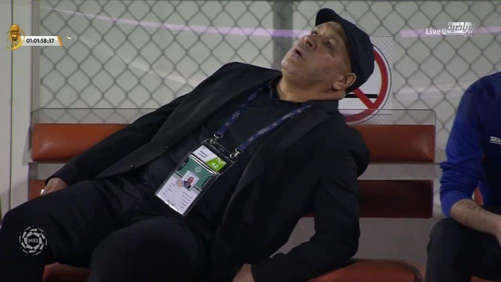 الجزائري زكري مدرب ضمك يسقط مغشياً عليه أثناء مباراة فريقه أمام الشباب