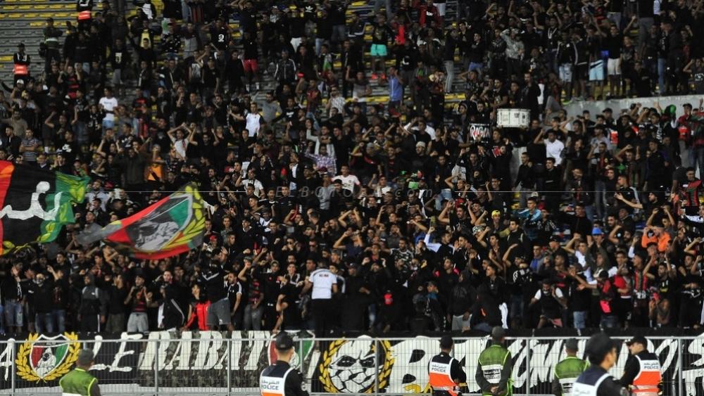 بعد تعيين لاعبين سابقين في الإدارة التقنية.. مناصرو الجيش يُشكّكون في جدية إدارة النادي ويتمسّكون برحيلها