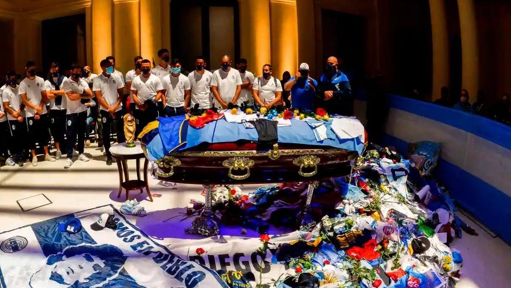 الشرطة الأرجنتينية تداهم منازل أشخاص التقطوا صورًا مع "جثمان مارادونا"