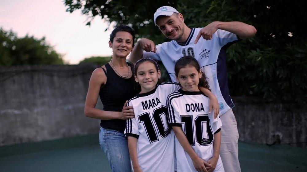 "مارا" و"دونا".. حكاية توأمان تتشاطران اسم أسطورة كرة القدم العالمية