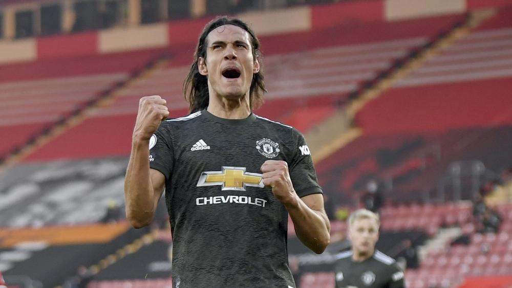 كافاني يخضع "للتحقيق" بعد وصفه أحد متابعيه بـ"الزنجي" وهدد بالإيقاف 3 مباريات!