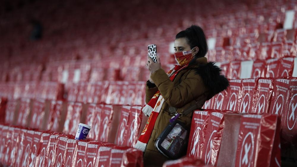 رابطة الدوري الإنجليزي تفرض الكمامات على الجماهير وتمنع العناق عند الاحتفال بالأهداف