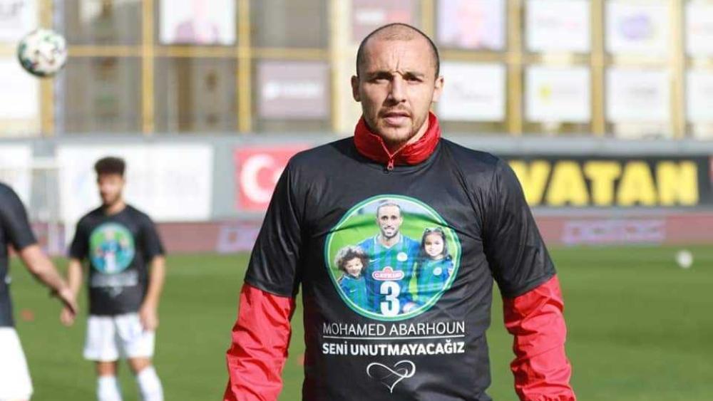 شحشوح ورفاقه في "فاتح قرا جمرك" التركي يخوضون التداريب بقميص يحمل صورة المرحوم "أبرهون"