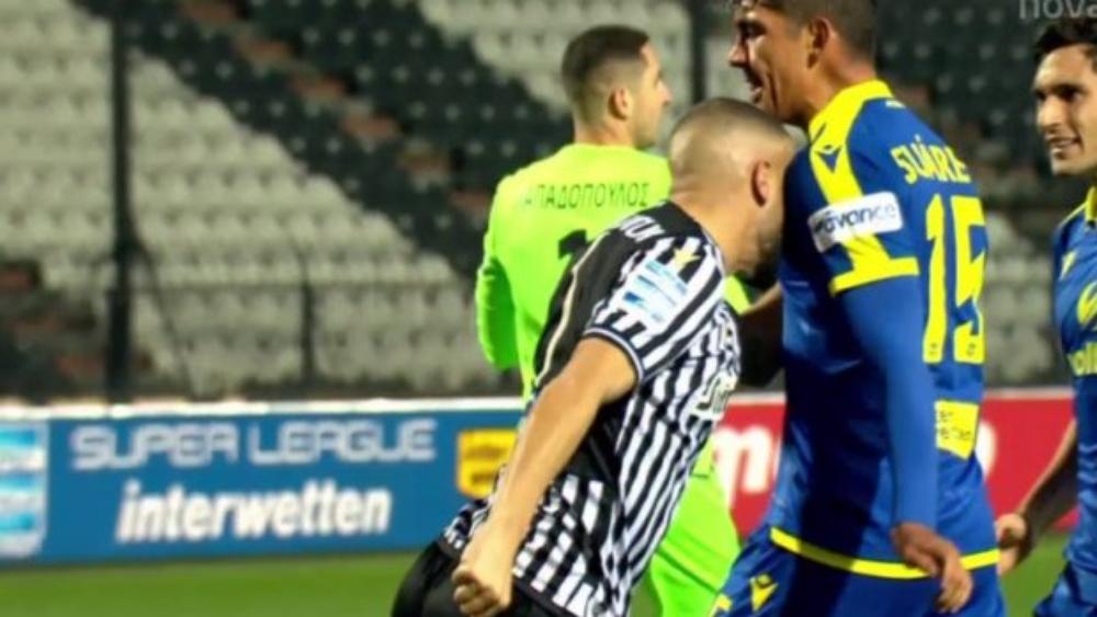 "نطحة" القادوري لمُنافسه في الدوري اليوناني تَجُرُّ عليه طرداً من المباراة