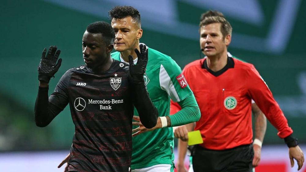 مهاجم شتوتغارت الكونغولي "وامانجيتوكا" يستفز لاعبي بريمن بسبب طريقة تسجيله الهدف الثاني!