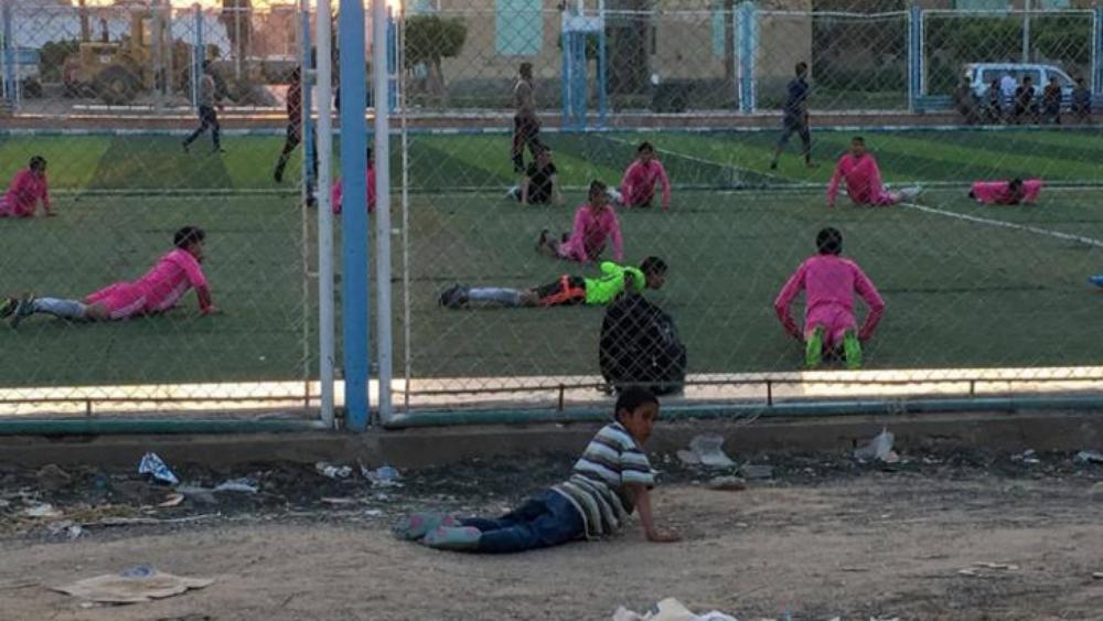 بعد دأْبِه على تقليد مُتزامنٍ لتداريب فريق المقاصة.. طفل مصري يستفيد من منحة مجانية للانضمام لأكاديمية النادي