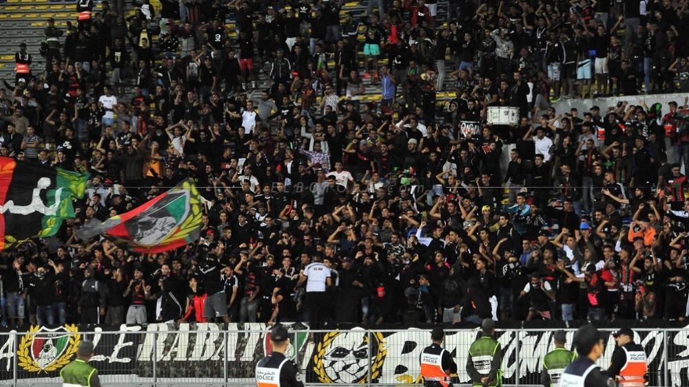 صَبْرُها نَفَدَ أمام توالي الانتكاسات.. جماهير الجيش تُشْهِرُ "البطاقة الحمراء" في وجه مُسيّري النادي وطاقمه الفني