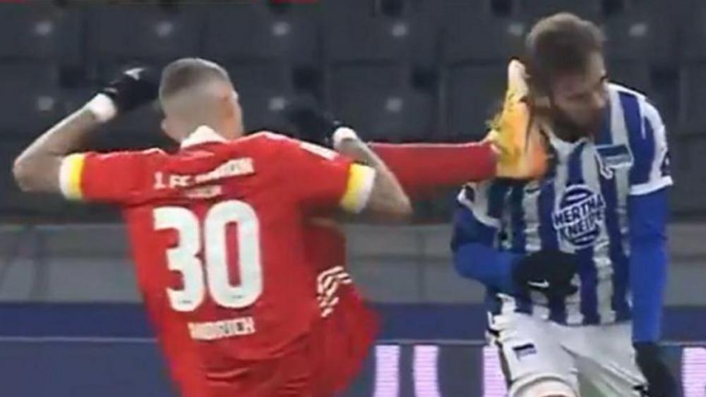 بعد تدخله "العنيف" على لاعب هيرتا برلين.. الاتحاد الألماني يوقف لاعب يونيون برلين 3 مباريات!
