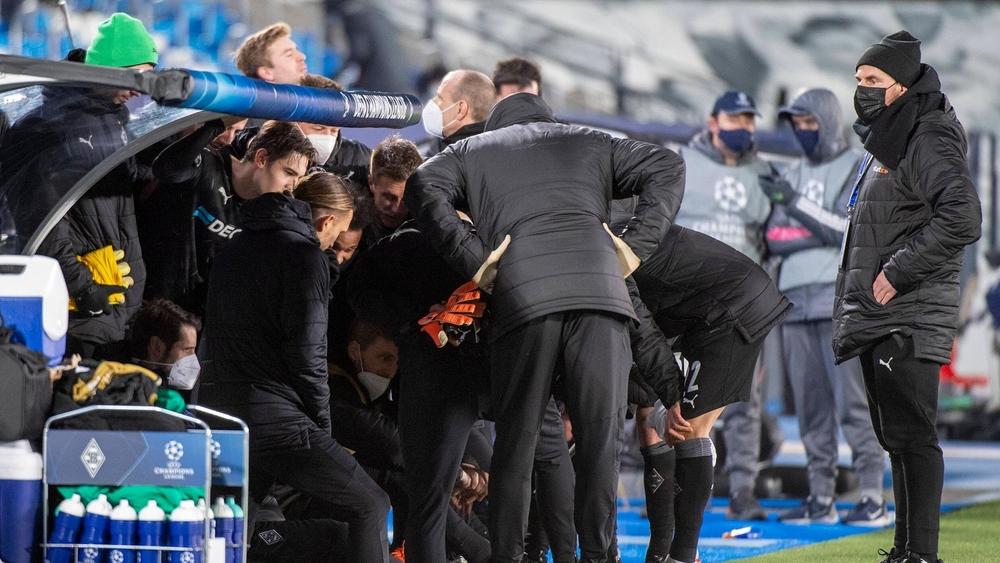 لاعبو غلادباخ "يكملون" الدقائق الأخيرة لمباراة الإنتر وشاختار بملعب ريال مدريد قبل الاحتفال بالتأهل