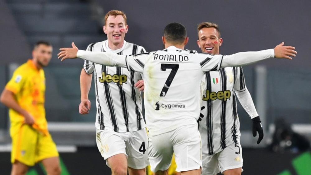 بعد أن جاور كليهما.. آرتور يقارن بين ميسي وكريستيانو: "رونالدو لا يتردد في تقديم النصائح ويساعد باقي اللاعبين"