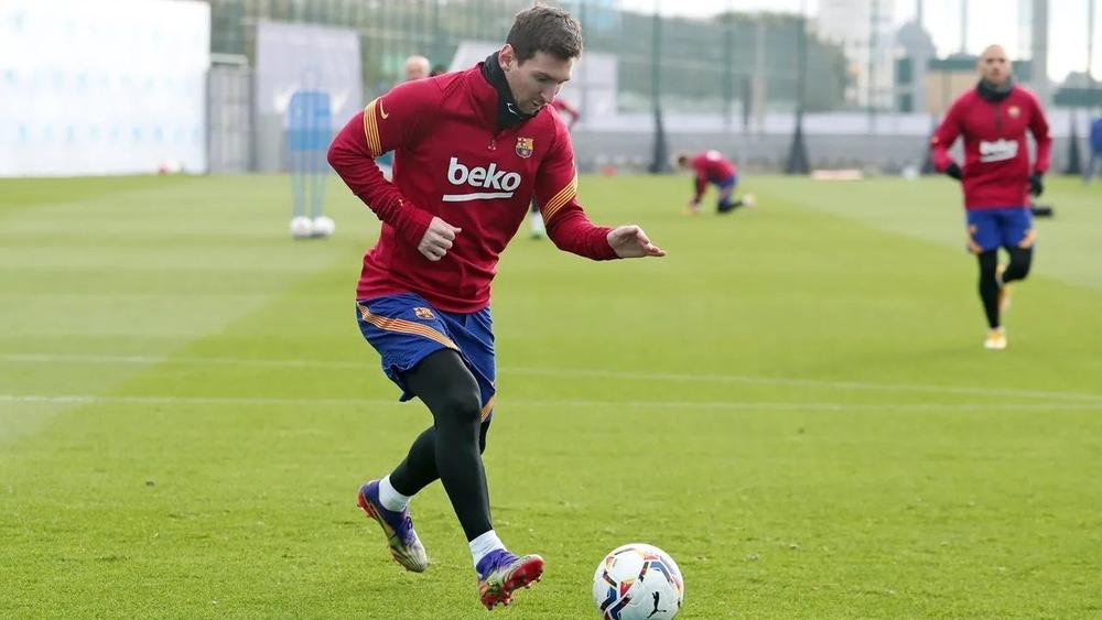ميسي يتدرب بشكل طبيعي استعداداً لمباراة برشلونة وفالنسيا