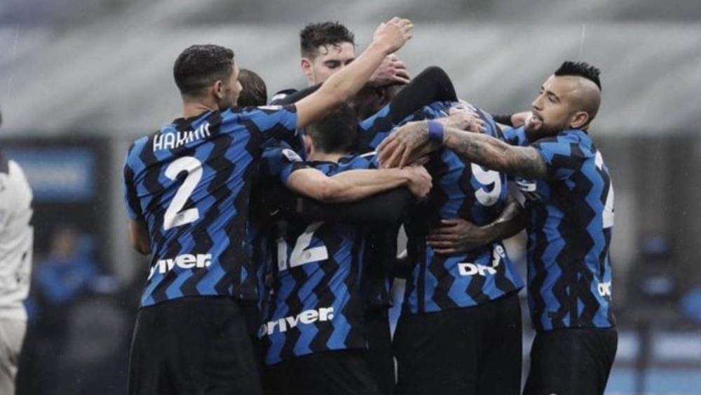 حكيمي يدخل تاريخ إنتر ميلان بهدفه في شباك سبيزيا