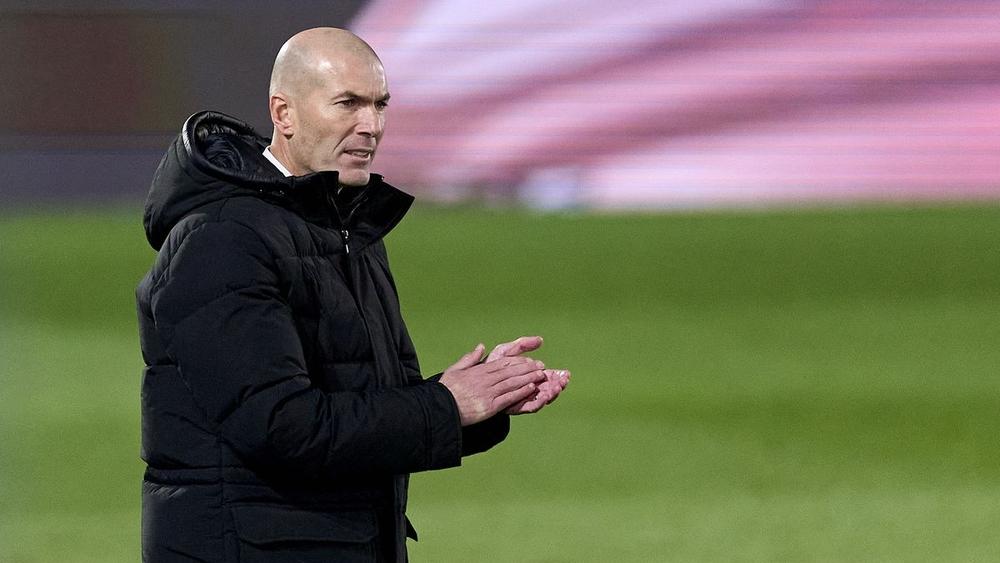 زيدان: "بنزيما يقدم أداء استثنائيا وهو عنصر مهم في الفريق"