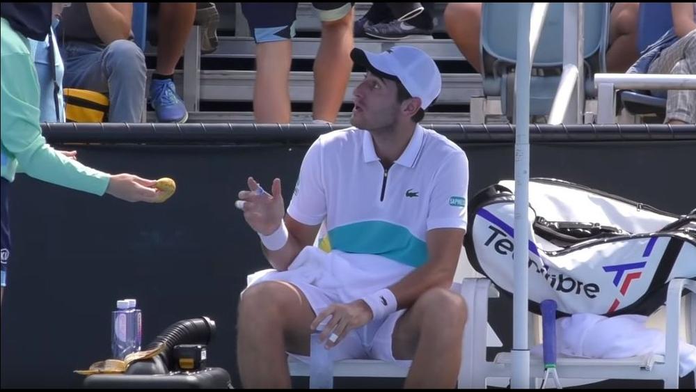 لاعب التنس إليوت المُنضم حديثاً للمضرب المغربي.. طَلَبَ من جامعة كرات بدورة "أستراليا المفتوحة" "تَقْشِيرَ" موزةٍ له وفجَّر غضب النجمة السابقة نافراتيلوفا!