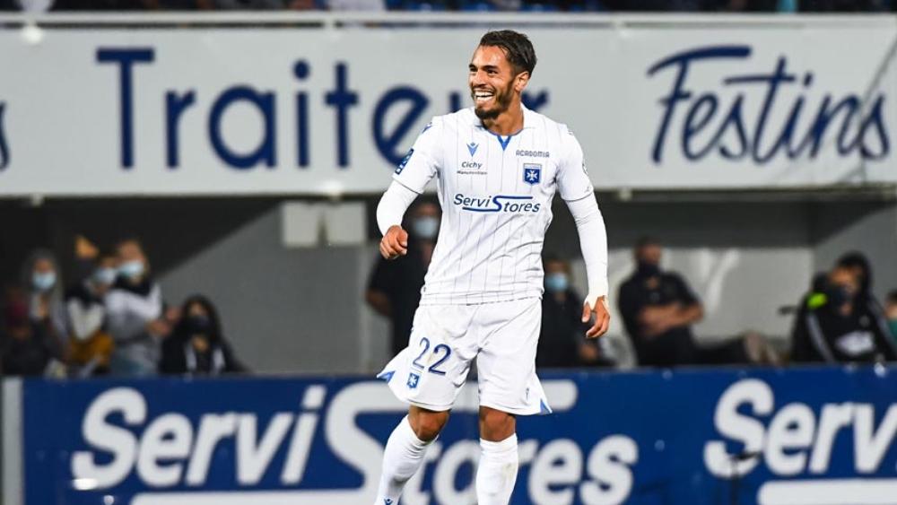 بست تمريرات حاسمة و3 أهداف.. المغربي حمزة ساخي يخطف الأنظار رفقة أوكسير في "الليغ 2"