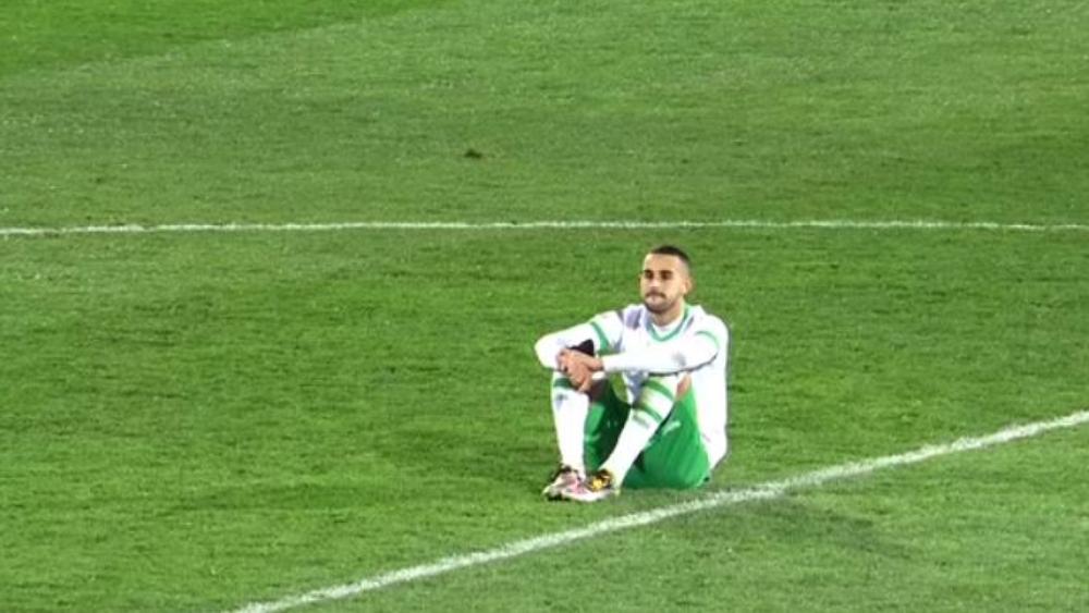 في لقطة "غريبة".. النفاتي جلس وحيدا في منتصف أرضية "الملعب الشرفي" لدقائق بعد خسارة "ديربي الشرق"