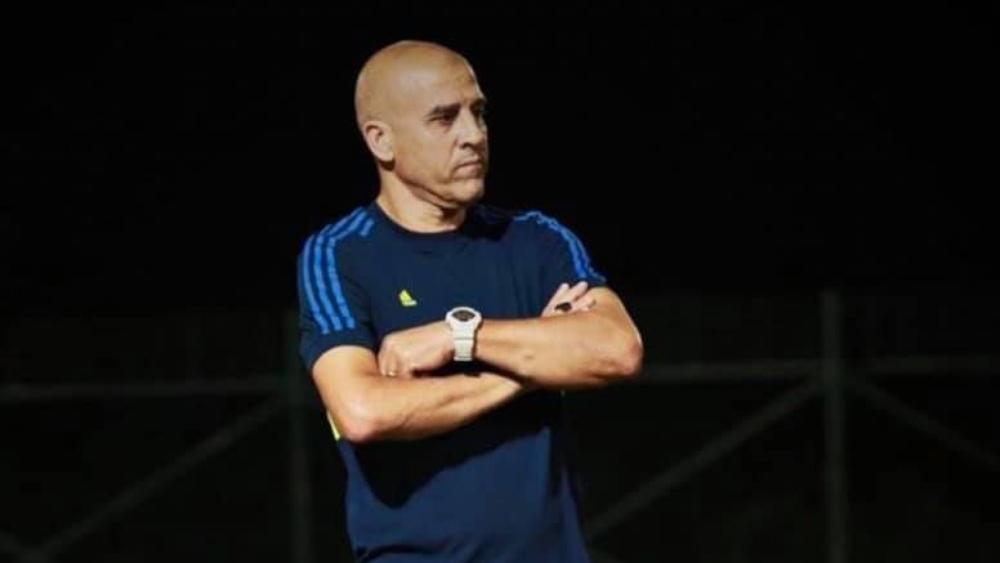 بعد مرور 3 جولات في الدوري العماني.. نادي صُحار يفسخ عقد المدرب المغربي عبد الرزاق خيري!