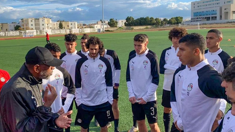 طبيب مصر تحت 20 سنة: "المدرب أصر على الصلاة في المسجد ونقل الفيروس للاعبين.. طلبت تخصيص قاعة اجتماعات أكبر مثل ما فعل المغرب لكن طلبي قوبل بالرفض"