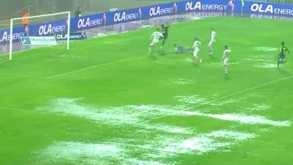 رغم أن لوائح "الكاف" و"القوة القاهرة" تسمح بذلك.. الحكم الجزائري لحلو يتحاشى "إيقاف" مباراة الرجاء وتونغيث