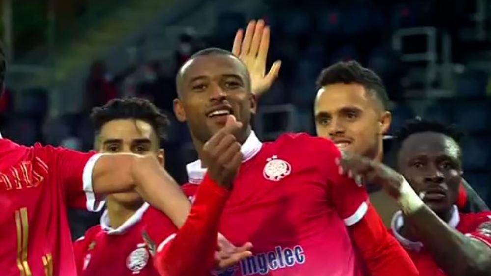 الكعبي يحتفل بهدفه في مرمى الملعب المالي برمز المحبة في الحضارتين الكورية والصينية "ساراني هو"