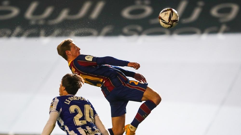 صورة/ دي يونغ يتحول إلى "طائر" قبل هدفه في شباك ريال سوسيداد