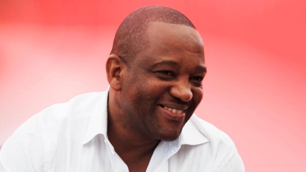 "الكاف" يُهنّئ التيمومي بعيد ميلاده الـ61 ويَصِفه بـ"الأسطورة"