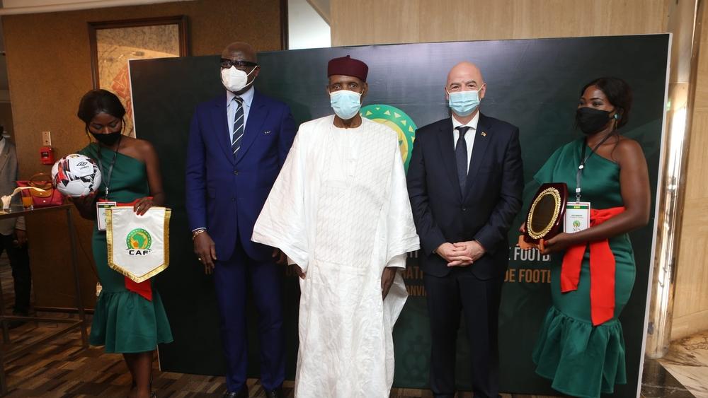 "الكاف" يمنح رئاسته الفخرية لعيسى حياتو.. ورئيس "الفيفا": "إنه يُساهم في تطور الكرة الأفريقية"