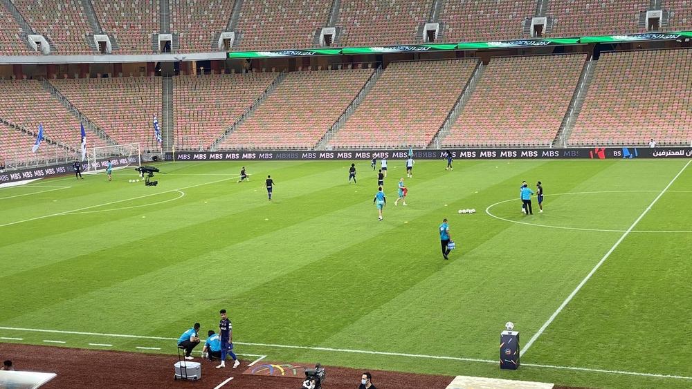 بعد ظهور عشب ملعب "الجوهرة" في حالة سيئة.. وزير الرياضة السعودي يعفي مهندس العشب ويأمر بفتح تحقيق!