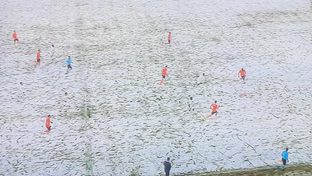 في موقف "غريب".. سيفاس سبور خاض مباراة باشاك شهير بأقمصة بيضاء فوق أرضية مكسوة بالثلوج والصور تظهر "صعوبة" تمييز زملاء فجر