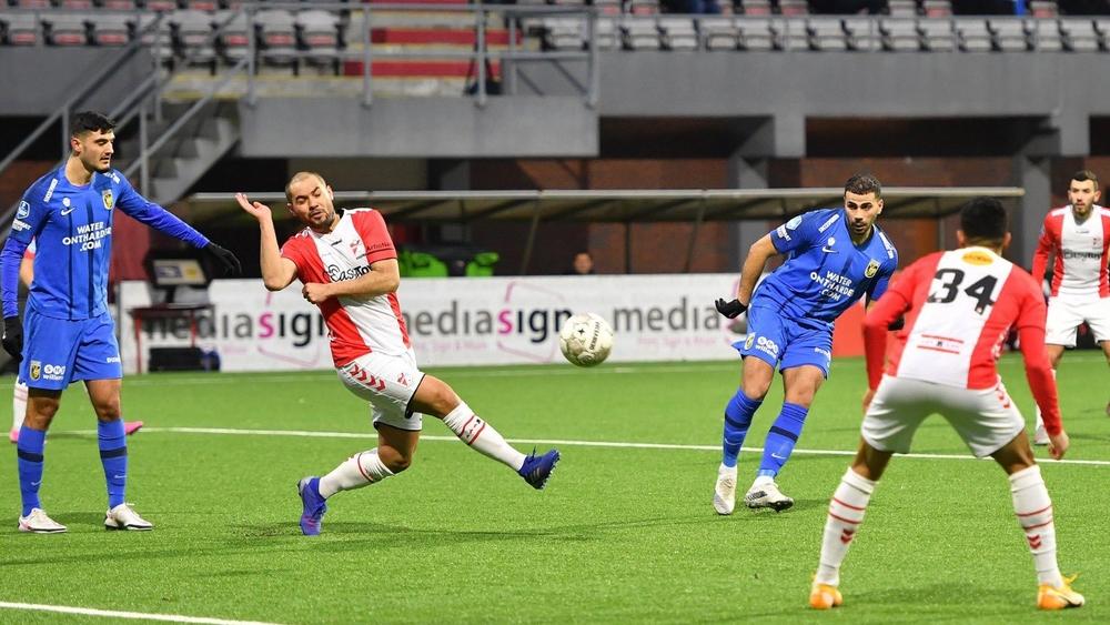 طنان يسجل هدفا من "رباعية" فيتيس في مرمى إيمن ويقود فريقه لوصافة ترتيب الدوري الهولندي