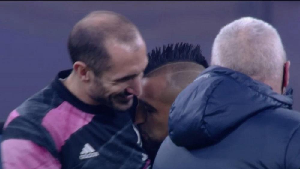 فيدال "يستفز" أنصار الإنتر بـ"تقبيله" شعار يوفنتوس ويرفض الاحتفال بعد تسجيله الهدف!