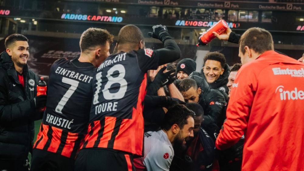 آينتراخت يزيد من أوجاع شالكه و"العائد" يوفيتش يسجل هدفين