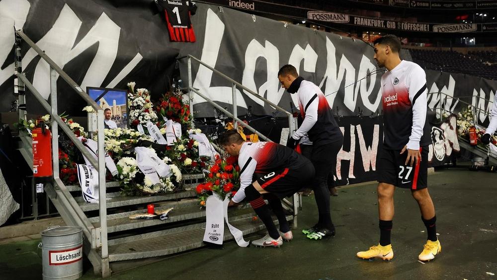 في التفاتة إنسانية.. أيمن برقوق ورفاقه يقفون دقيقة صمت حدادا على وفاة أحد مشجعيهم