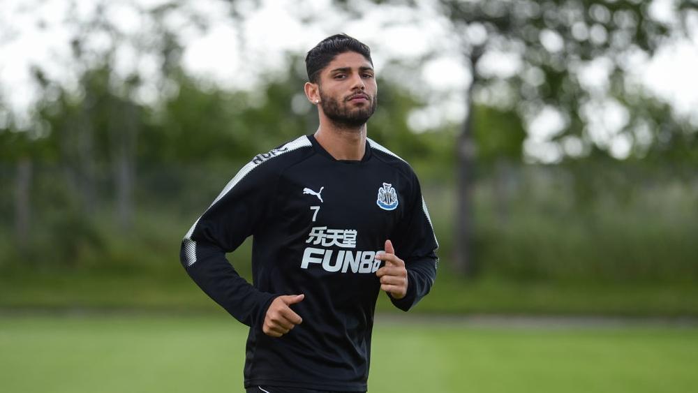 نيوكاسل يُبدي استعداده للتخلي عن أشرف لزعر بالمجّان