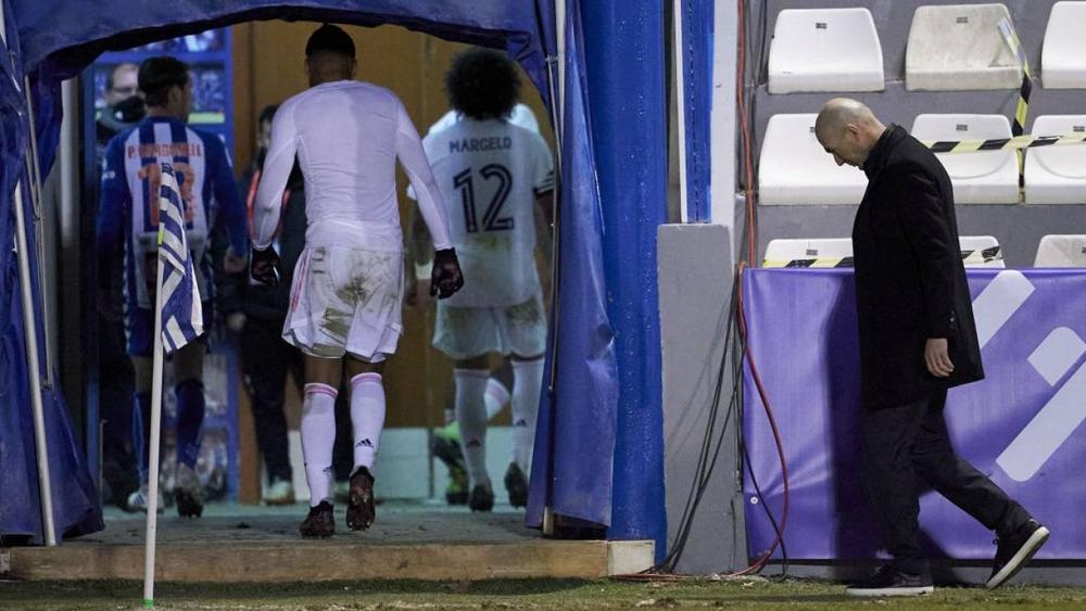 إعلامي إسباني: "70% من لاعبي ريال مدريد يريدون رحيل زيدان"