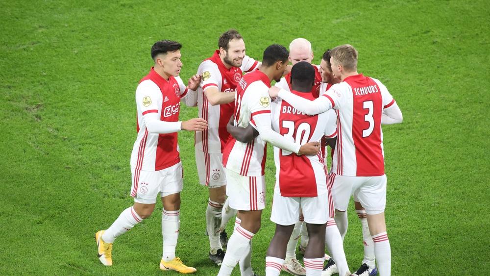 أياكس يعزز صدارته للدوري الهولندي بثلاثية في مرمى فيليم