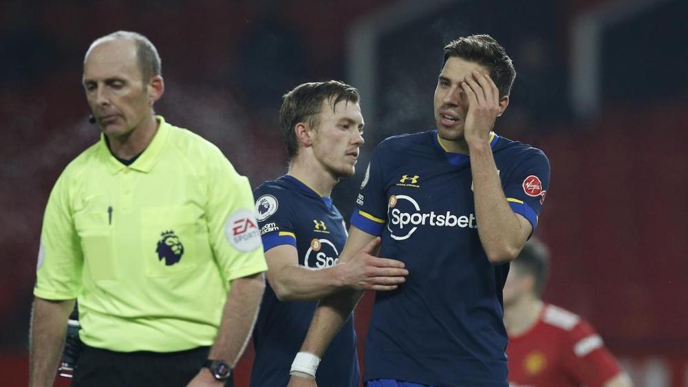 بعد حالتي طرد وخسارة بتسعة أهداف .. ساوثامبتون يطالب بحجب "مايك دين" عن مبارياته