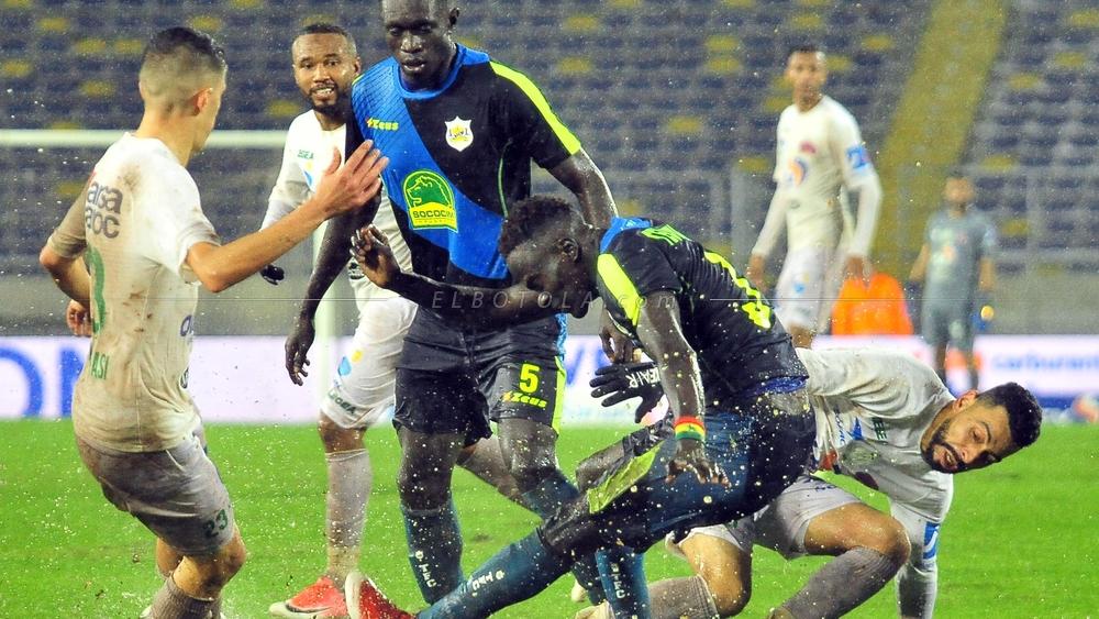 قبل مواجهة المنستيري التونسي.. "الكاف" يستجيب لطلب الرجاء ويُغيِّر الحكم الجزائري لمباراته السابقة أمام تونغيث