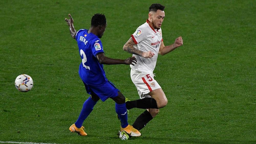 تهديدات و"شتائم" لمدافع خيتافي.. إشبيلية يقرر عدم "الاحتجاج" لتفادي إيقاف المدافع التوغولي لمدة "طويلة"!