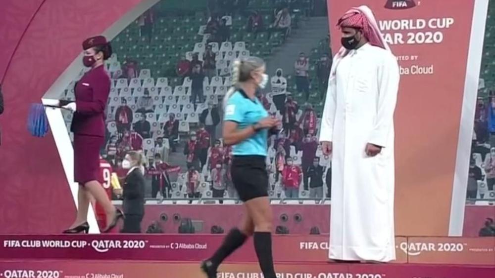 صحيفة "ديلي ميل": "الأمير القطري جوعان يرفض مصافحة حكمتيْن في نهائي كأس العالم للأندية"