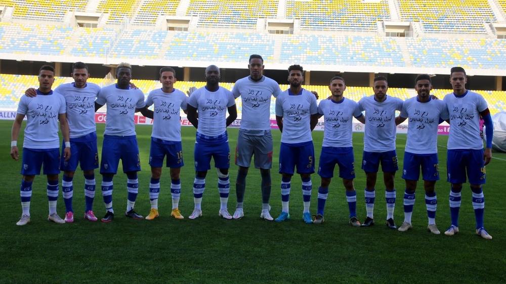 لاعبو اتحاد طنجة يدخلون لأرض الملعب بقميص يحمل عبارة: "رحم الله شهداء الفيضانات"