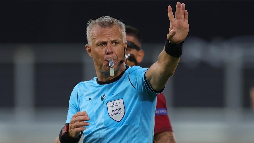 حكم هولندي يُدير قمة برشلونة وسان جيرمان في دوري الأبطال