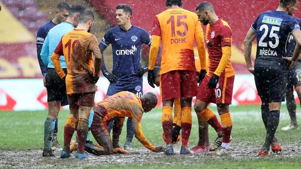 مهاجم غلطة سراي يمازح المصري مصطفى محمد: "اصطدتُ ركلة جزاء ونظفت لك الملعب قبل تسديدها.. اشرب الشاي يا أخي واستمتع"