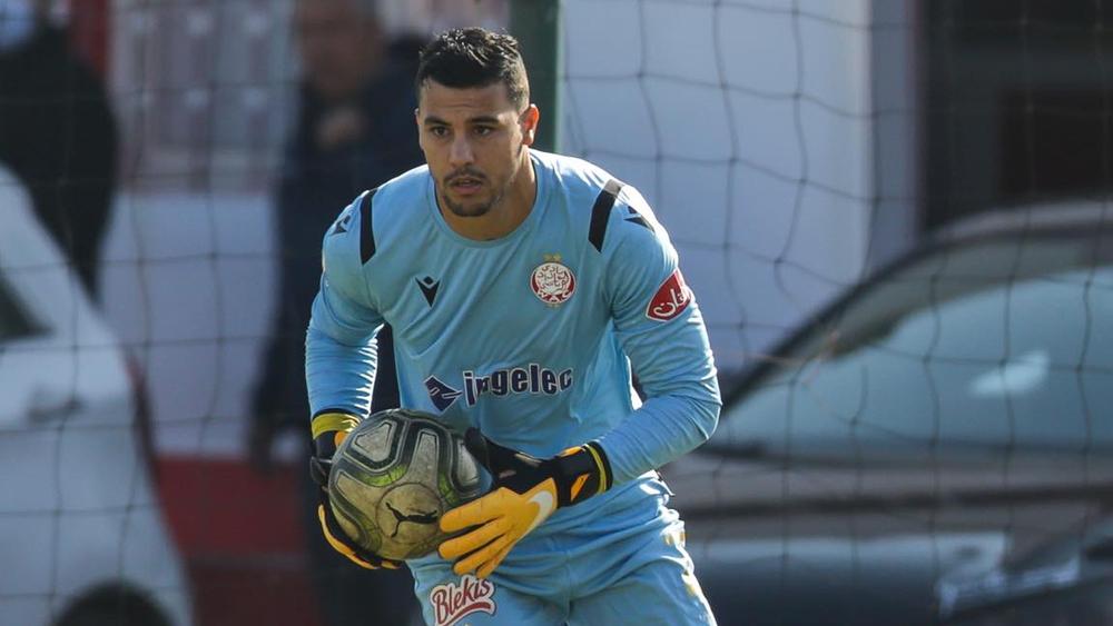 إصابة حارس الوداد عيسى السيودي بوباء "كورونا" سبب غيابه عن مباراة نهضة الزمامرة