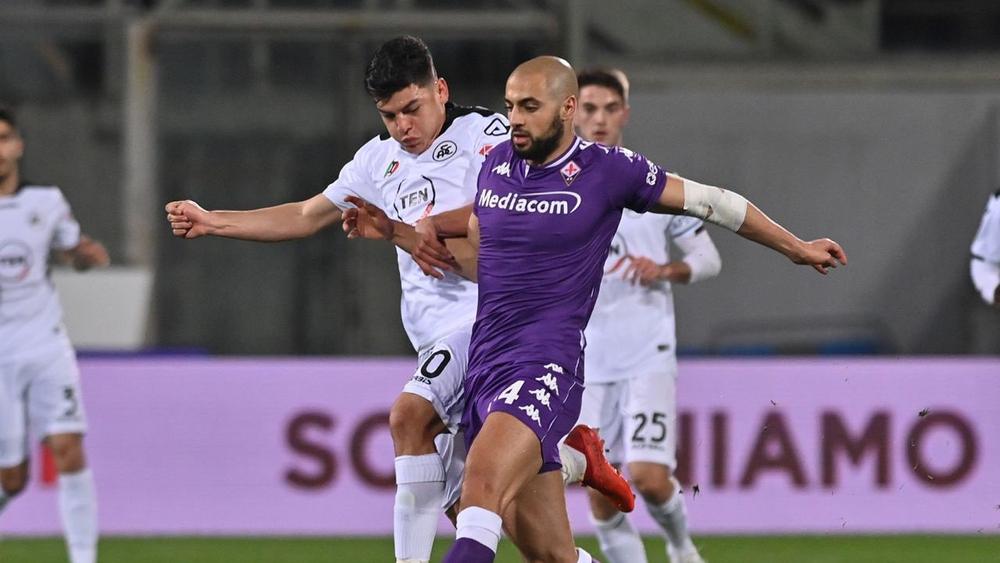 أمرابط يُبدي غضبه من تغييره أمام سبيزيا ومدرب فيورنتينا يُلوِّحُ بتغريمه ومعاقبته