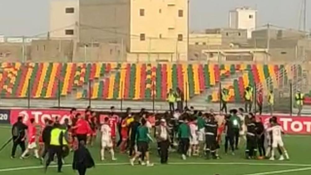 اشتباكات بين "الأشبال" ولاعبي المنتخب التونسي بعد نهاية مباراتهما