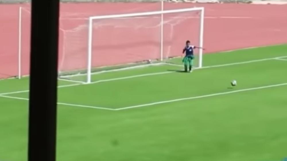 بالفيديو/ جامع كرات في الجزائر "يتحول إلى حارس مرمى" ويمنع الخصم من تسجيل هدف في شباك فريقه