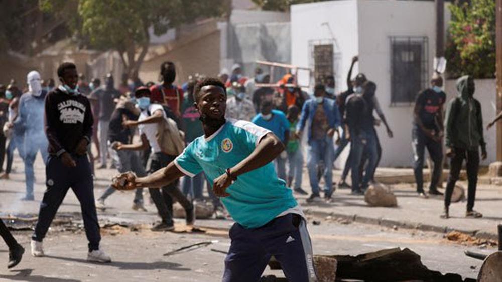 رسميا/ بسبب توتر الوضع في البلاد .. الاتحاد السينغالي يعلن إيقاف جميع الأنشطة الكروية ومباراة تونغيث أمام مولودية الجزائر تجرى في موعدها