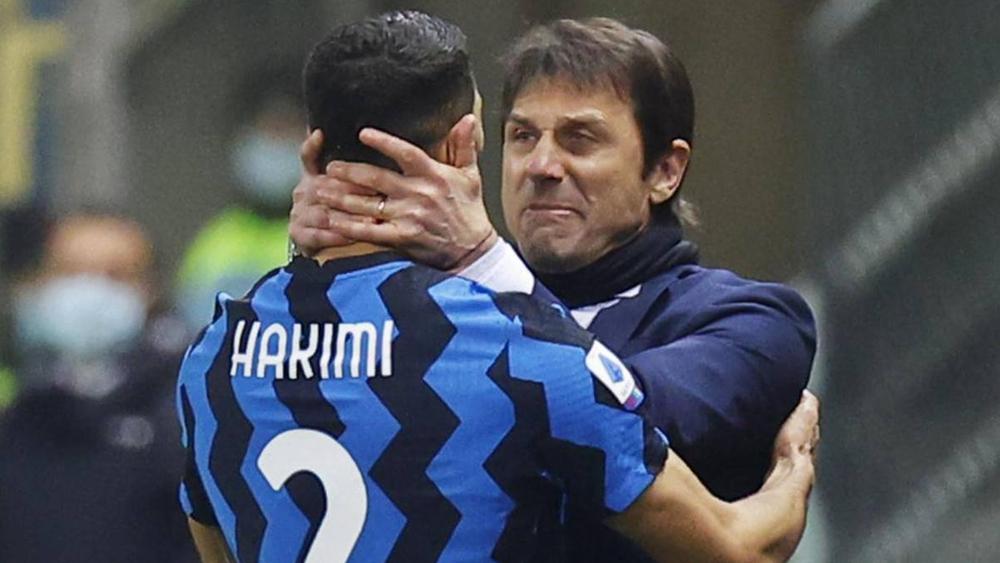 كونتي عن حكيمي: "في البداية نسي التركيز على الجانب الدفاعي فكانت النتيجة الجلوس وتسخين مقاعد البدلاء والآن يستحق اللعب"