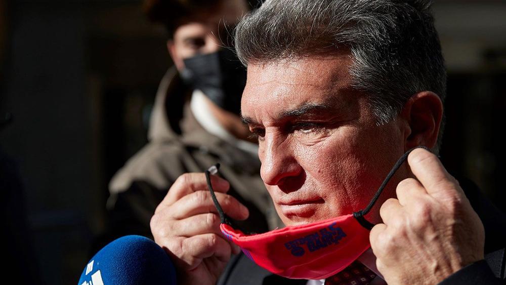 لابورتا يدلي بصوته في انتخابات برشلونة ويُؤكد: "إنها الأهم في تاريخ النادي"